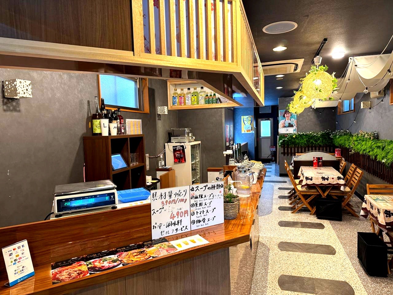 Ours のカウンターと店内のテーブル席